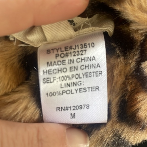 NWOT Reversible faux fur leopard/black vest - Picture 13 of 13